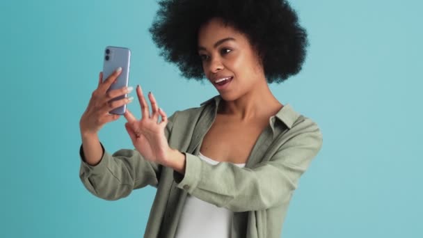 Sonriente Mujer Negra Haciendo Selfie Mientras Está Pie Estudio — Vídeos de Stock