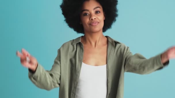 Una Sonriente Mujer Negra Mostrando Gesto Paz Sacando Lengua Mientras — Vídeos de Stock