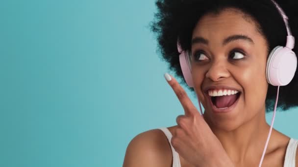 Крупним Планом Вид Обличчя Усміхненої Чорної Жінки Навушниках Вказуючи Індексним — стокове відео