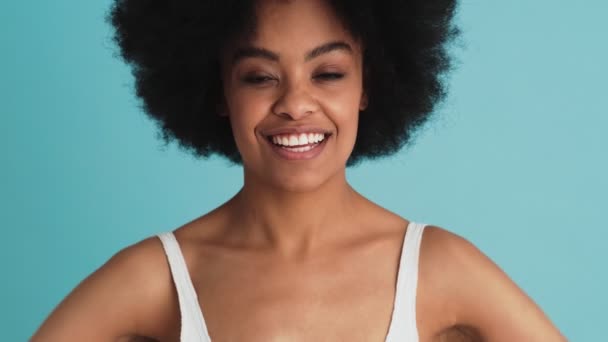 Portrait Smiling Black Woman Showing Two Thumbs Gesture Camera Studio — Αρχείο Βίντεο