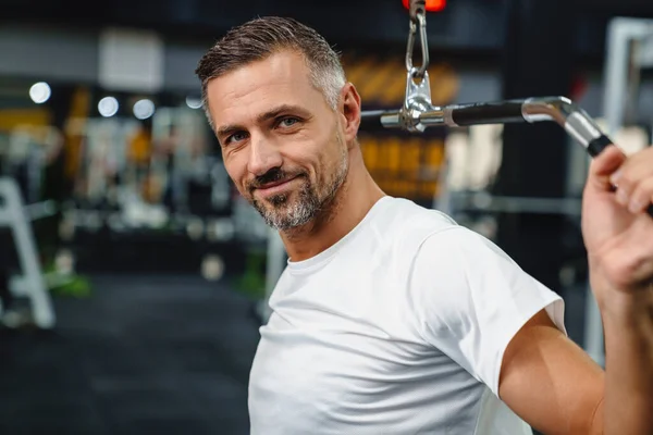 Sonriente Deportista Adulto Gris Haciendo Ejercicio Con Máquina Ejercicio Sala —  Fotos de Stock