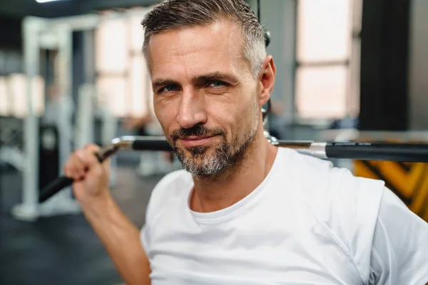 Atraente Confiante Homem Esportes Saudável Usando Sentado Lat Pulldown Máquina — Fotografia de Stock