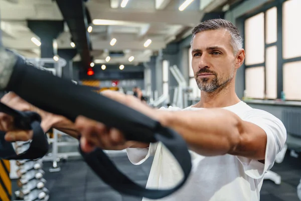 Atractivo Hombre Deportivo Seguro Mismo Utilizando Máquina Extracción Lat Sentado — Foto de Stock