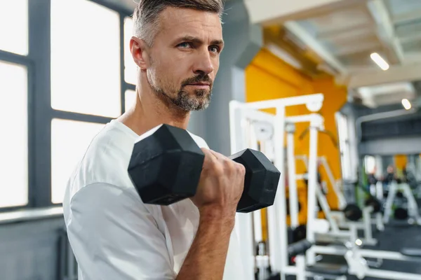 Deportista Adulto Gris Enfocado Haciendo Ejercicio Con Mancuerna Sala Fitness —  Fotos de Stock