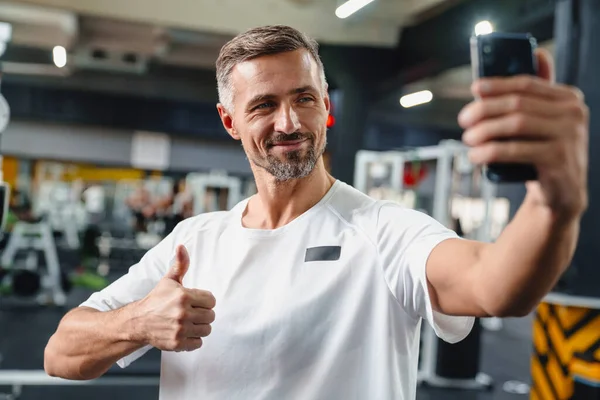 Attraktiver Selbstbewusster Junger Mann Macht Selfie Fitnessstudio — Stockfoto
