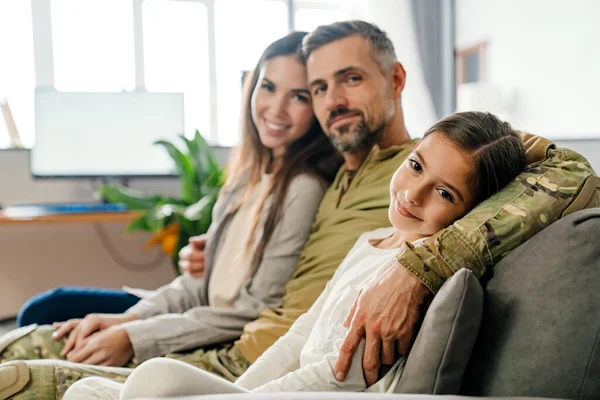 Gelukkig Mannelijk Militair Man Knuffelen Zijn Familie Terwijl Zitten Bank — Stockfoto