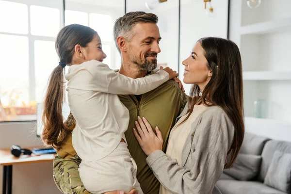 Homem Militar Masculino Feliz Sorrindo Abraçando Sua Família Dentro Casa — Fotografia de Stock