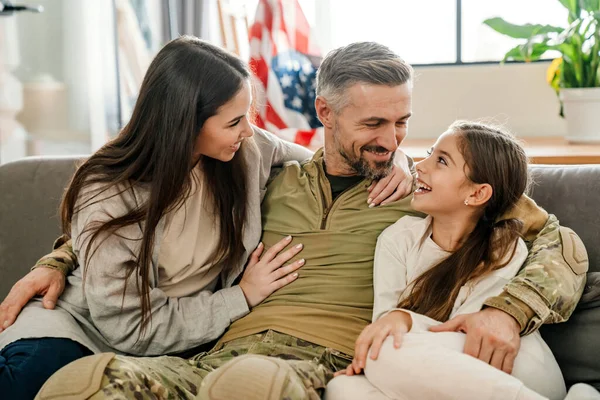 Homem Militar Masculino Feliz Abraçando Sua Família Enquanto Sentado Sofá — Fotografia de Stock