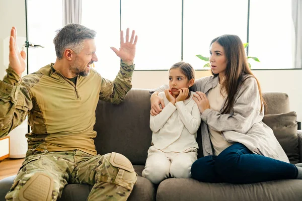 Homem Militar Masculino Gesticulando Enquanto Fala Sua Família Assustada Dentro — Fotografia de Stock