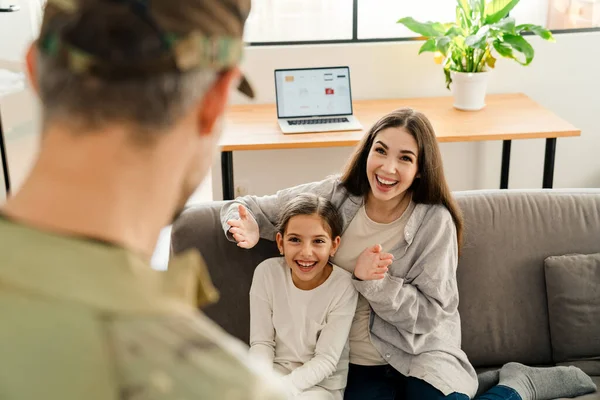 快乐的孩子们和他们的妈妈在屋里遇见了身穿制服的军人爸爸 家庭团聚或返回家园的概念 — 图库照片