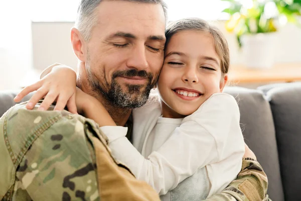 Feliz Reencontro Pai Militar Filha Casa Reunião Familiar Conceito Regresso — Fotografia de Stock