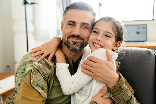 Homem Militar Masculino Feliz Abraçando Sua Filha Sorridente Enquanto Sentado — Fotografia de Stock
