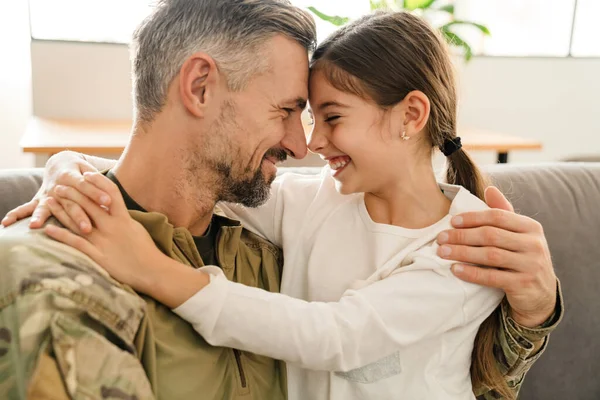 Feliz Reencontro Pai Militar Filha Casa Reunião Familiar Conceito Regresso — Fotografia de Stock