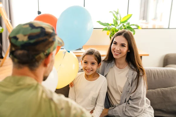 Crianças Felizes Sua Mãe Conhecendo Pai Militar Uniforme Dentro Casa — Fotografia de Stock