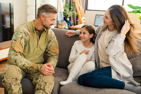 Homem Militar Masculino Agradável Falando Sua Família Feliz Enquanto Sentado — Fotografia de Stock