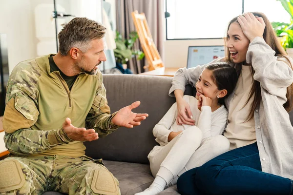 Mannelijk Militair Gebaar Terwijl Praten Zijn Gelukkig Familie Binnen — Stockfoto