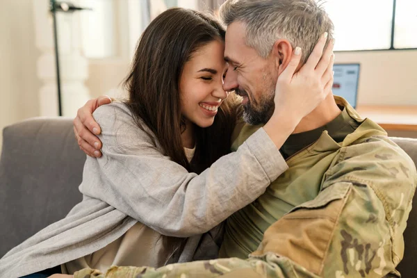 Bella Coppia Militare Felice Seduta Sul Divano Casa — Foto Stock