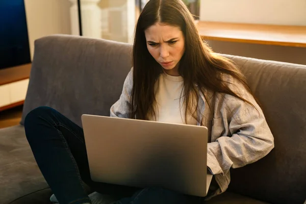 Nieszczęśliwa Zestresowana Kobieta Spogląda Ekran Laptopa Siedzi Kanapie Domu — Zdjęcie stockowe