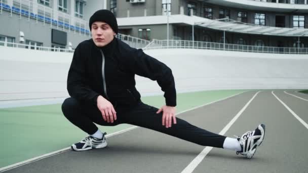 Jovem Desportista Satisfeito Está Preparando Antes Correr Maratona Enquanto Faz — Vídeo de Stock