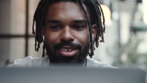 Eine Abgeschnittene Ansicht Eines Lachenden Afrikanisch Amerikanischen Mannes Benutzt Seinen — Stockvideo