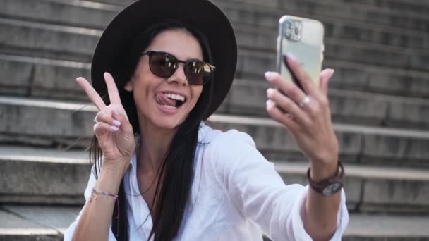 Una Mujer Juguetona Que Usa Sombrero Está Tomando Una Foto — Vídeo de stock