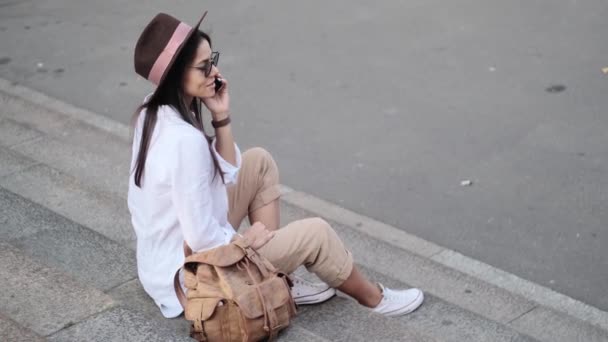Uma Visão Traseira Uma Mulher Bonita Usando Chapéu Está Falando — Vídeo de Stock