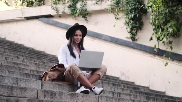 Una Joven Sonriente Con Sombrero Está Usando Computadora Portátil Sentada — Vídeos de Stock