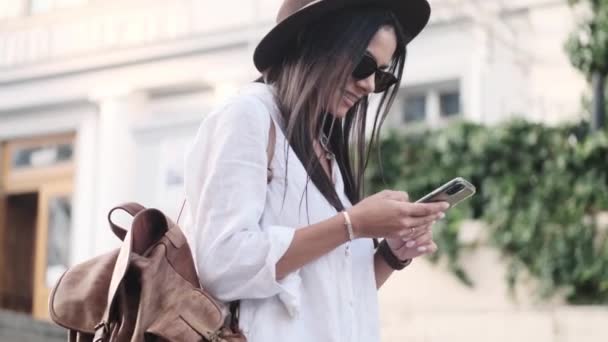 Uma Bela Jovem Mulher Usando Óculos Está Usando Seu Smartphone — Vídeo de Stock