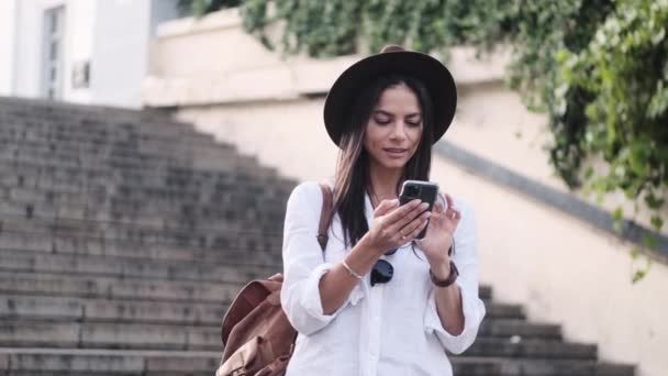 Une Belle Jeune Femme Essaie Trouver Quelque Chose Utilisant Son — Video