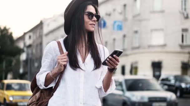 一位年轻貌美的女商人夏天站在外面看手机时 手里拿着手机 — 图库视频影像