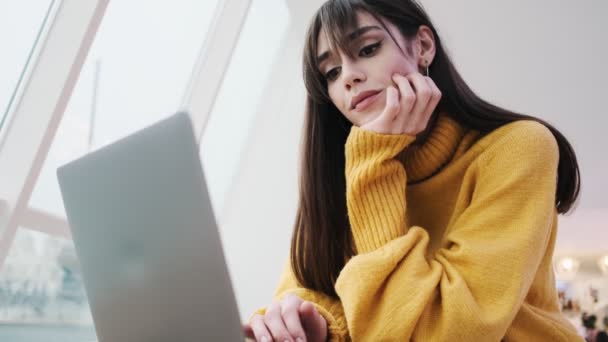 Visão Perto Uma Mulher Uma Camisola Amarela Folheando Algo Laptop — Vídeo de Stock