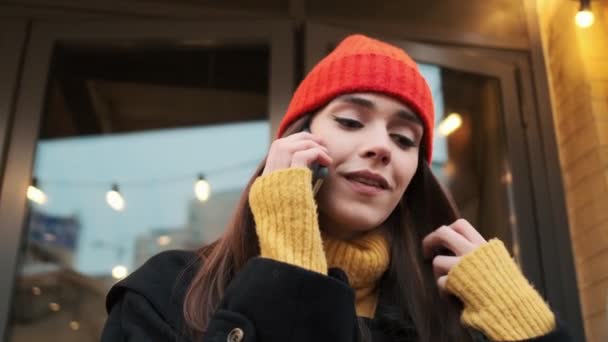 Een Close Van Een Vrouw Een Hoed Jas Praten Aan — Stockvideo