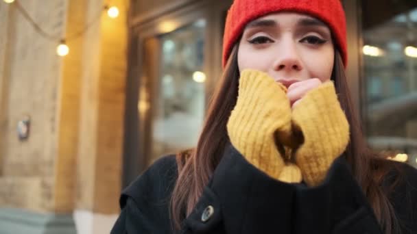 Vista Cerca Una Mujer Con Sombrero Abrigo Calentando Sus Manos — Vídeo de stock