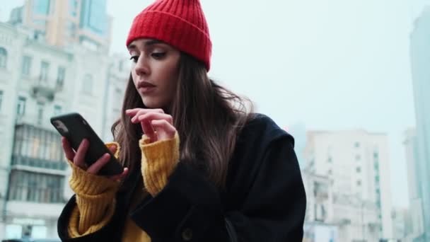 Una Mujer Con Abrigo Sombrero Está Buscando Lugar Correcto Registrando — Vídeo de stock