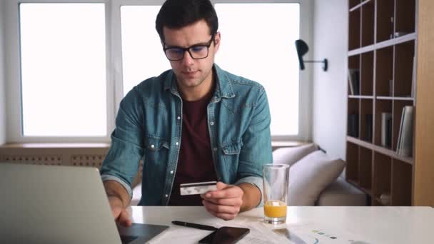 Hombre Feliz Con Gafas Está Usando Computadora Portátil Tarjeta Crédito — Vídeo de stock