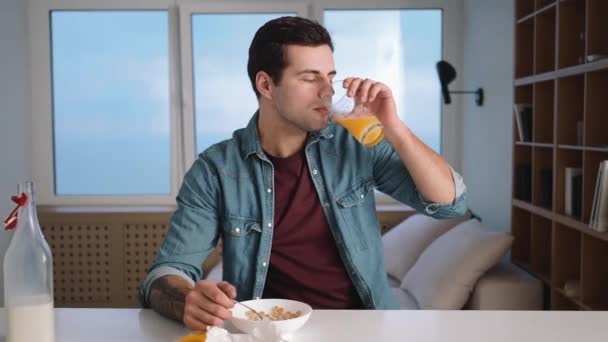 Ένας Ευτυχισμένος Άνθρωπος Τρώει Πρωινό Στο Σπίτι Πρωί — Αρχείο Βίντεο