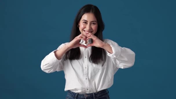 Μια Γοητευτική Κορεάτισσα Δείχνει Ένα Σημάδι Καρδιάς Χέρια Της Στέκονται — Αρχείο Βίντεο