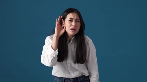 Μια Ελκυστική Κορεάτισσα Προσπαθεί Ακούσει Ενώ Γυρίζει Κεφάλι Της Και — Αρχείο Βίντεο