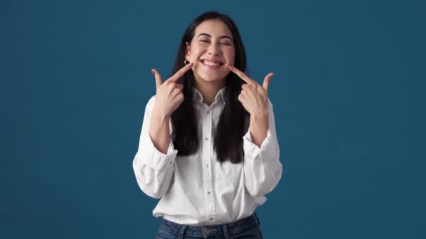 Uma Mulher Coreana Feliz Está Mostrando Seu Sorriso Apontando Com — Vídeo de Stock