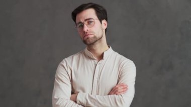 Teklifi dinleyen düşünceli bir adam stüdyoda olumsuz bir şekilde baş aşağı hareket ediyor.