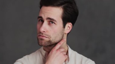 Stüdyoda bir fikri olan gülümseyen bir adamın portresi.