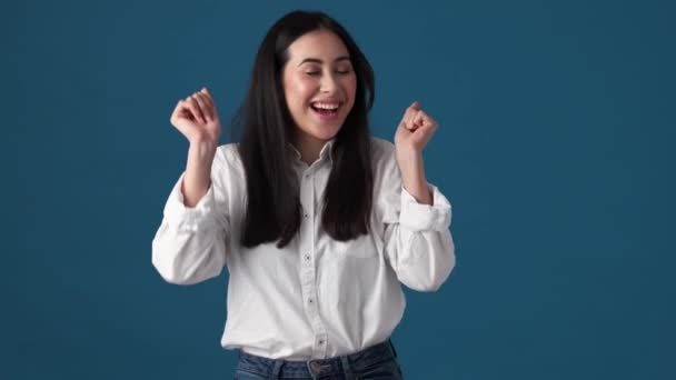 Uma Mulher Coreana Feliz Está Dançando Isolado Sobre Parede Azul — Vídeo de Stock