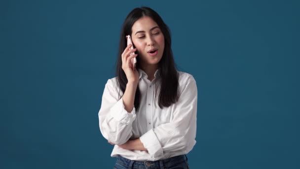 Uma Mulher Coreana Sorridente Está Falando Seu Smartphone Isolado Sobre — Vídeo de Stock