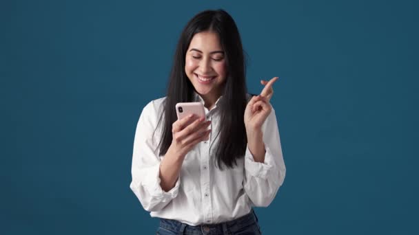 Una Hermosa Mujer Coreana Está Utilizando Teléfono Inteligente Mientras Cruza — Vídeo de stock