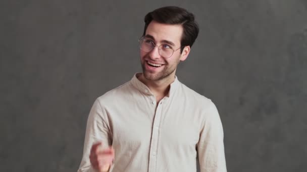 Šťastný Muž Luskající Prsty Ukazující Ukazováček Stran Studiu — Stock video