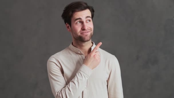 Hombre Sonriente Mostrando Con Los Dedos Índice Los Lados Luego — Vídeos de Stock