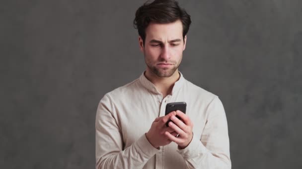 Homme Concentré Tapant Malicieusement Téléphone Tout Tenant Dans Ses Mains — Video