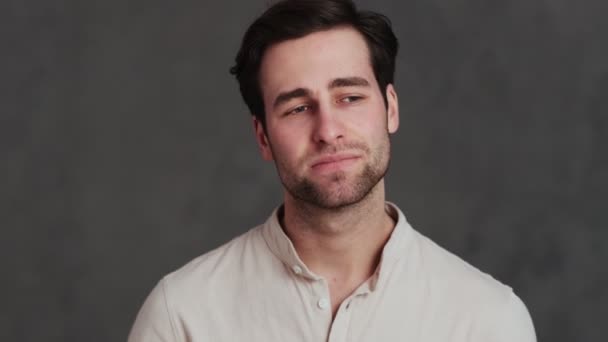 Retrato Homem Cansado Bocejando Para Câmera Estúdio — Vídeo de Stock