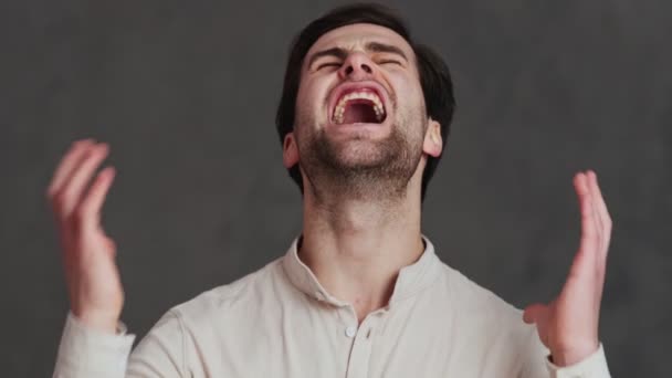 Retrato Del Hombre Molesto Gritando Palabra Mientras Menea Negativamente Cabeza — Vídeos de Stock