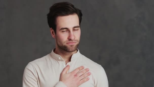 Ett Porträtt Man Som Klappar Bröstet Och Knyter Näven Respektfullt — Stockvideo